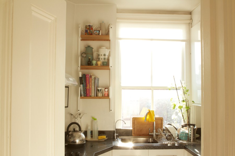 Chelsea kitchen with 'Peggy' adjustable shelving